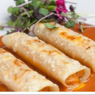 Canelons de marisc artesans gratinats amb salsa de ajies peruans