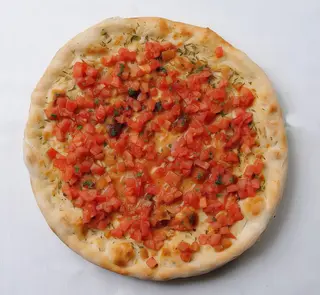 Focaccia Ajo Con Tomate Y Orégano