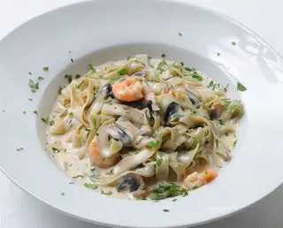 Pasta Con Nata Con champiñones y gambas