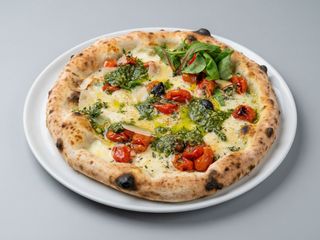 Pizza N5 pesto, tomates y parmesano 