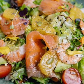 Ensalada De Salmón Ahumado Y Langostinos