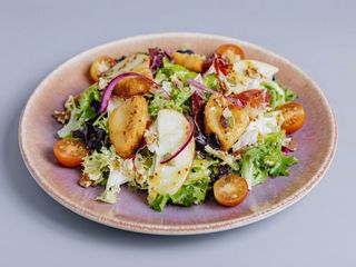 Ensalada de queso de cabra crujiente