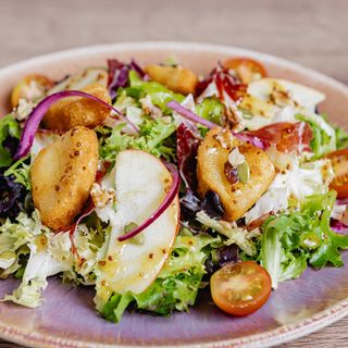 Ensalada de queso de cabra crujiente