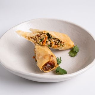 Rollo de primavera, enrollado a mano  / hand rolled springroll 