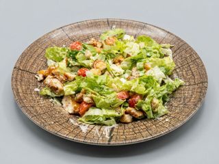 Ensalada César con pollo crujiente 