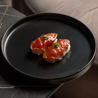 Nigiri tuna tataki