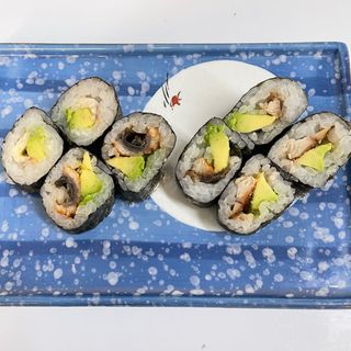 38. Maki de anguila y aguacate