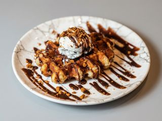 Gofre con sirope de oreo