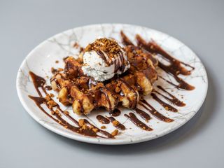 Gofre con sirope kinder bueno