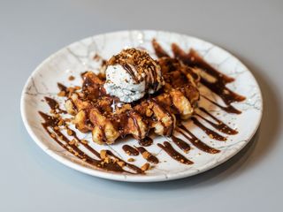 Gofre con sirope de chocolate blanco