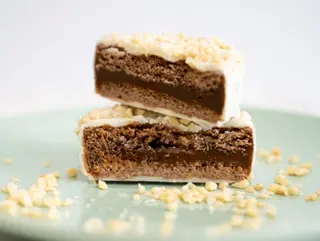 Alfajor Artesanal Choco Blanco y Granillo de Almendras (1 Ud. x 7cm aprox.)