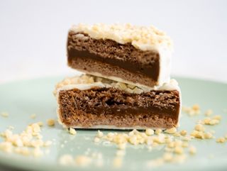 Alfajor Artesanal Choco Blanco y Granillo de Almendras (1 Ud. x 7cm aprox.)