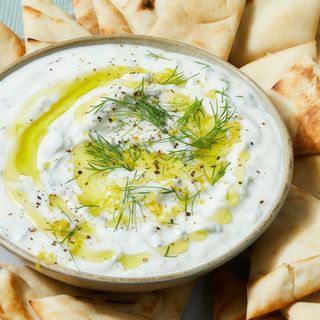 Tzatziki Griego con Pita Caliente y Ensalada
