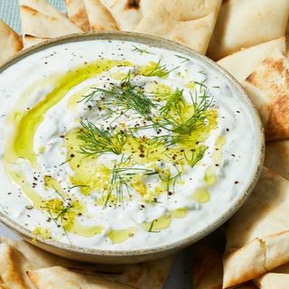 Tzatziki Griego con Pita Caliente y Ensalada