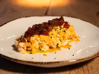 Ensaladilla rusa con tartar de aún rojo