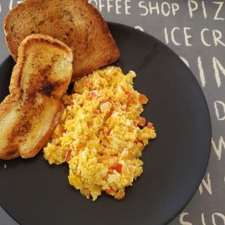 Huevo revuelto con aguacate y arroz