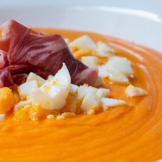 Salmorejo cordobes con jamon y huevo 