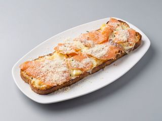 Tosta de salmón
Con queso brie, parmesano, mozzarella y pimienta negra