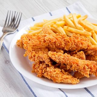 Menu pollo frito con patatas y babida
