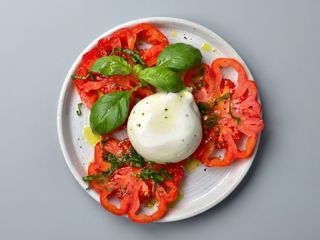 Ensalada caprese y burrata