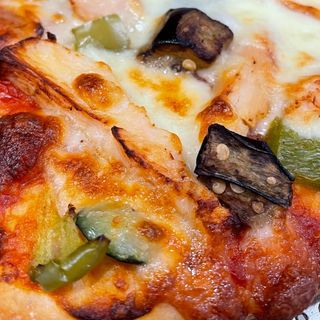 Pizza de verduras con pollo