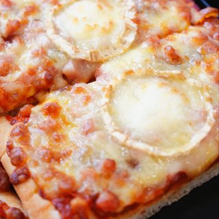 Pizza de Bacon , Queso de cabra y Cebolla caramelizada.