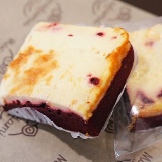 Brownie Cheesecake y frutos rojos