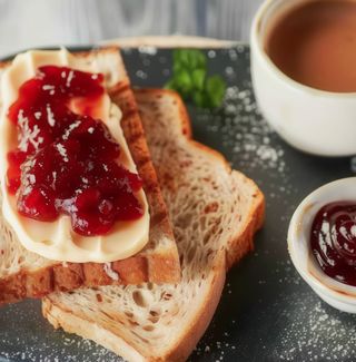 Tostada De Mantequilla Y Mermelada