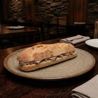 Bocadillo de jamón asado.