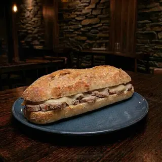 Bocadillo de jamón asado con queso.
