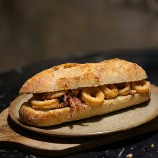 Bocadillo de calamares caseros.
