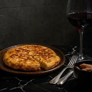 Tortilla de patata casera.
