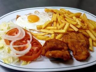 PLATO COMBINADO DE PECHUGA REBOSASO DE POLLO EMPANADO