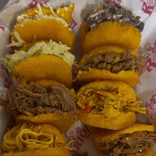 MIX DE 8 AREPAS MEDIANA  VARIADAS