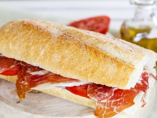 BOCADILLO DE JAMÓN SERRANO