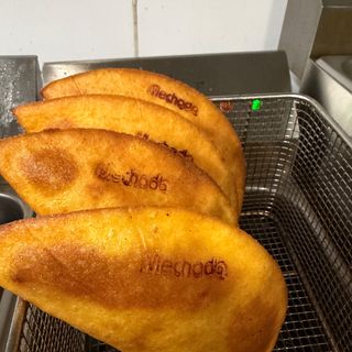 Empanada de Mechada Tajada Y queso