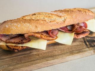 BOCADILLO DE BACON QUESO