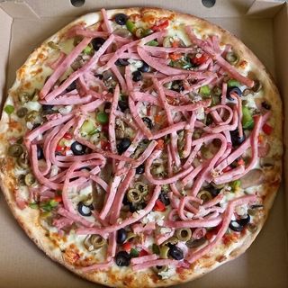 Pizza Mediana Con 6 Alitas Y 2 Bebidas