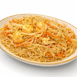 24. Fideos De Arroz Salteados Con Gambas Y Pollo