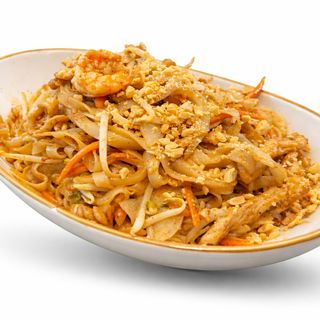 25. Pad Thai con salsa de cacahuete