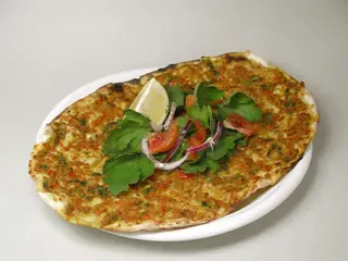 Lahmacun (pizza turco)con carne de Kebap 