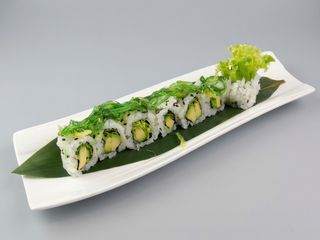 Uramaki De Aguacate y lechuga (wakame)(8 Pzs.)