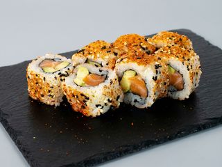 Uramaki picante salmon y aguacate
