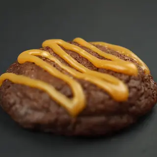 Cookie Doble Chocolate Rellena De Caramelo Salado (100 gr.)