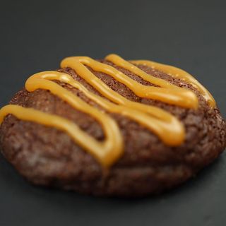 Cookie Doble Chocolate Rellena De Caramelo Salado (100 gr.)