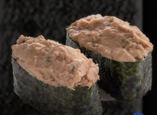 Gunkan Atún Cocido (2 Uds.)