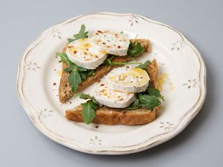 Desayuno Salado De Tostada De Queso De Cabra