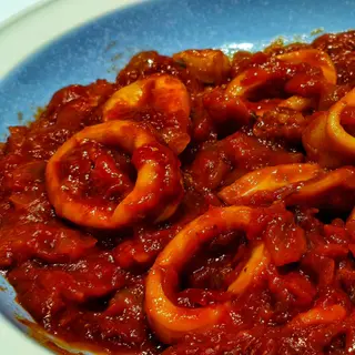 CALAMARES CON TOMATE