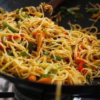 Tallarines Bombay con verduras