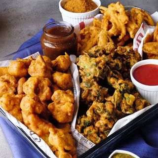 Plato para compartir de pakora vegetariana